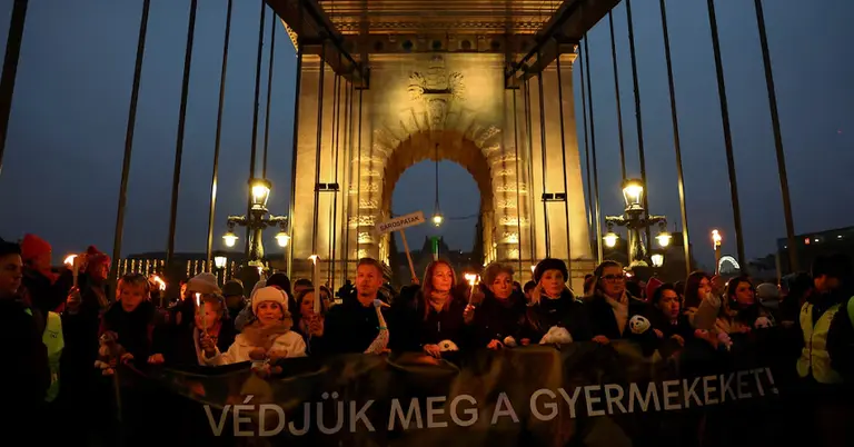 মোমবাতি জ্বলিয়ে প্রতিবাদ করছেন